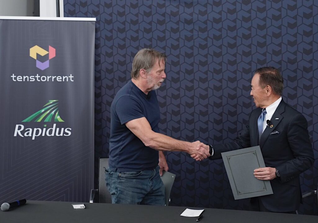 From left to right: Jim Keller, CEO, Tenstorrent Inc. and Atsuyoshi Koike, President　and CEO, Rapidus